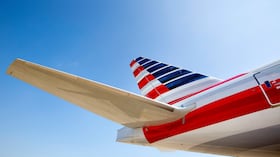Las autoridades aeronáuticas de ambos países trabajan para establecer cómo se produjeron los daños en la estructura del avión.