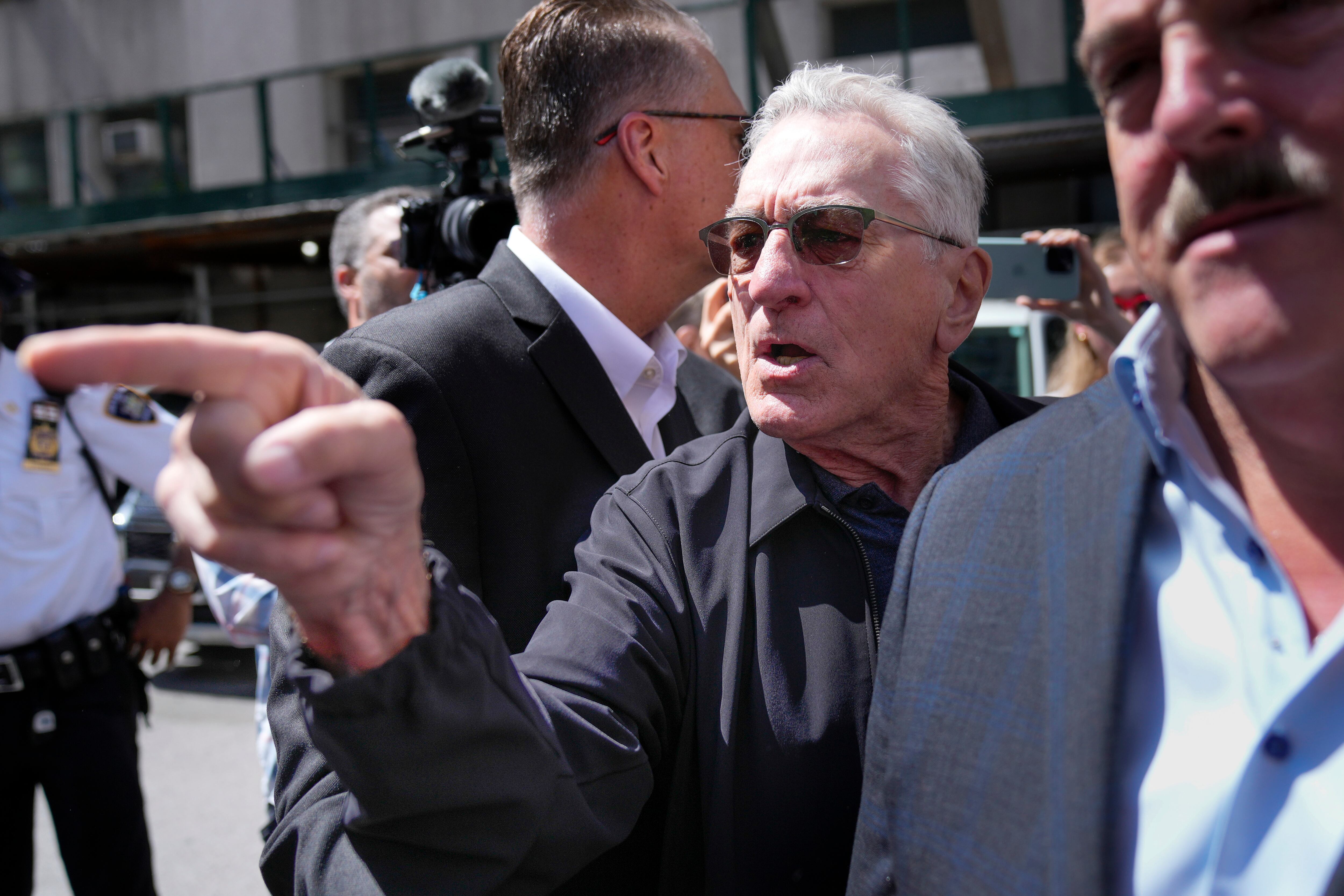 Robert De Niro, centro, discute con un partidario de Donald Trump después de hablar con periodistas en apoyo del presidente Joe Biden frente al juicio penal de Trump en Nueva York, el martes 28 de mayo de 2024.