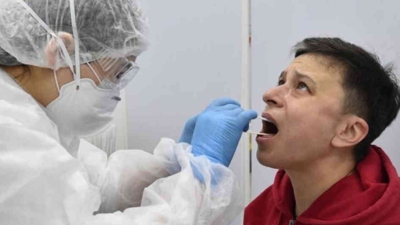 Algunos pacientes recuperados de covid-19 volvieron a dar positivo en las pruebas. ¿Por qué se puede dar esto?