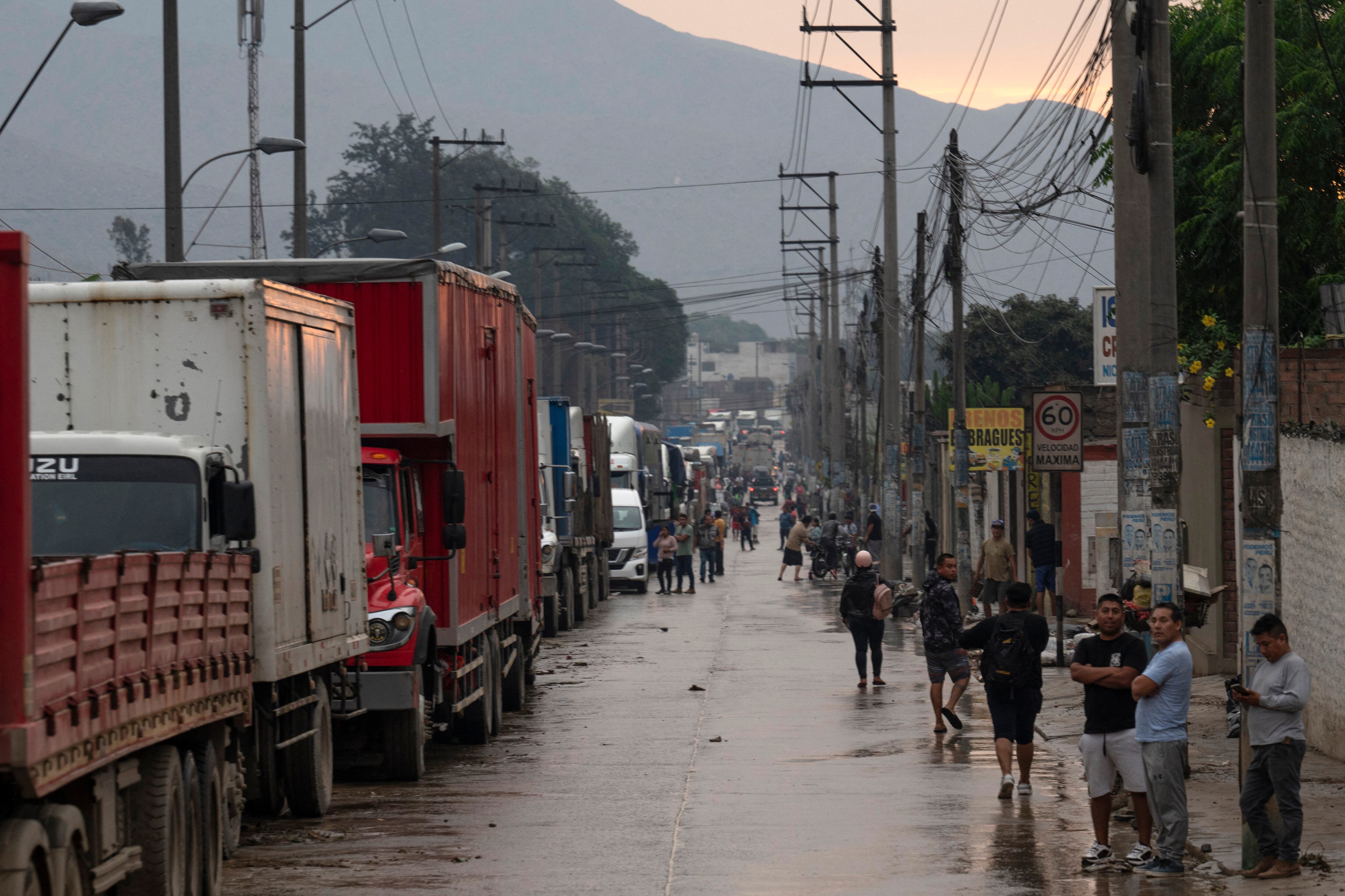 Camiones bloquean la principal vía de acceso a Lima luego de fuertes lluvias en Chaclacayo, al este de Lima, Perú el 15 de marzo de 2023. - Al menos 59 personas han muerto y más de 12,000 se han visto afectadas por la temporada de lluvias en Perú desde septiembre debido a las inundaciones y desbordamiento de ríos, informó Defensa Civil el 12 de marzo de 2023. Inundaciones acompañadas de fuertes vientos que afectan parte del Perú aumentaron en las últimas 72 horas y afectaron zonas urbanas y rurales de los departamentos costeros de Ancash, La Libertad, Lambayeque, Piura y Tumbes , en la frontera con Ecuador. (Foto de Cris BOURONCLE / AFP)
