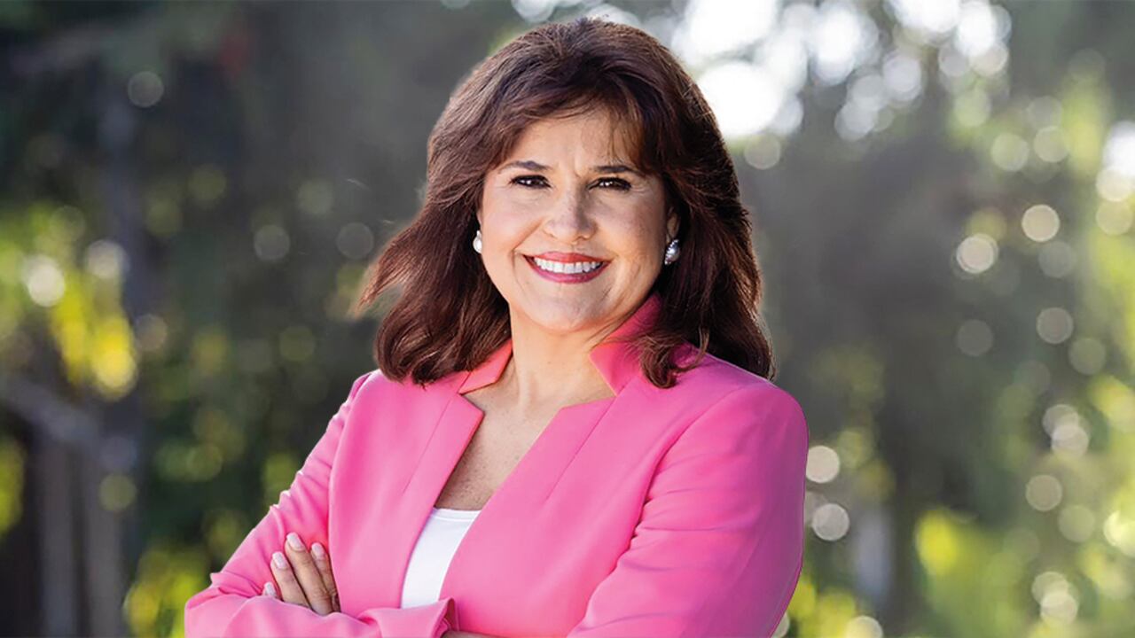 Anette Taddeo nació en Colombia hace 54 años. Por la guerra en nuestro país, tuvo que irse para Estados Unidos cuando tenía 17 años. Tiempo después, se convirtió en senadora demócrata en la Florida.