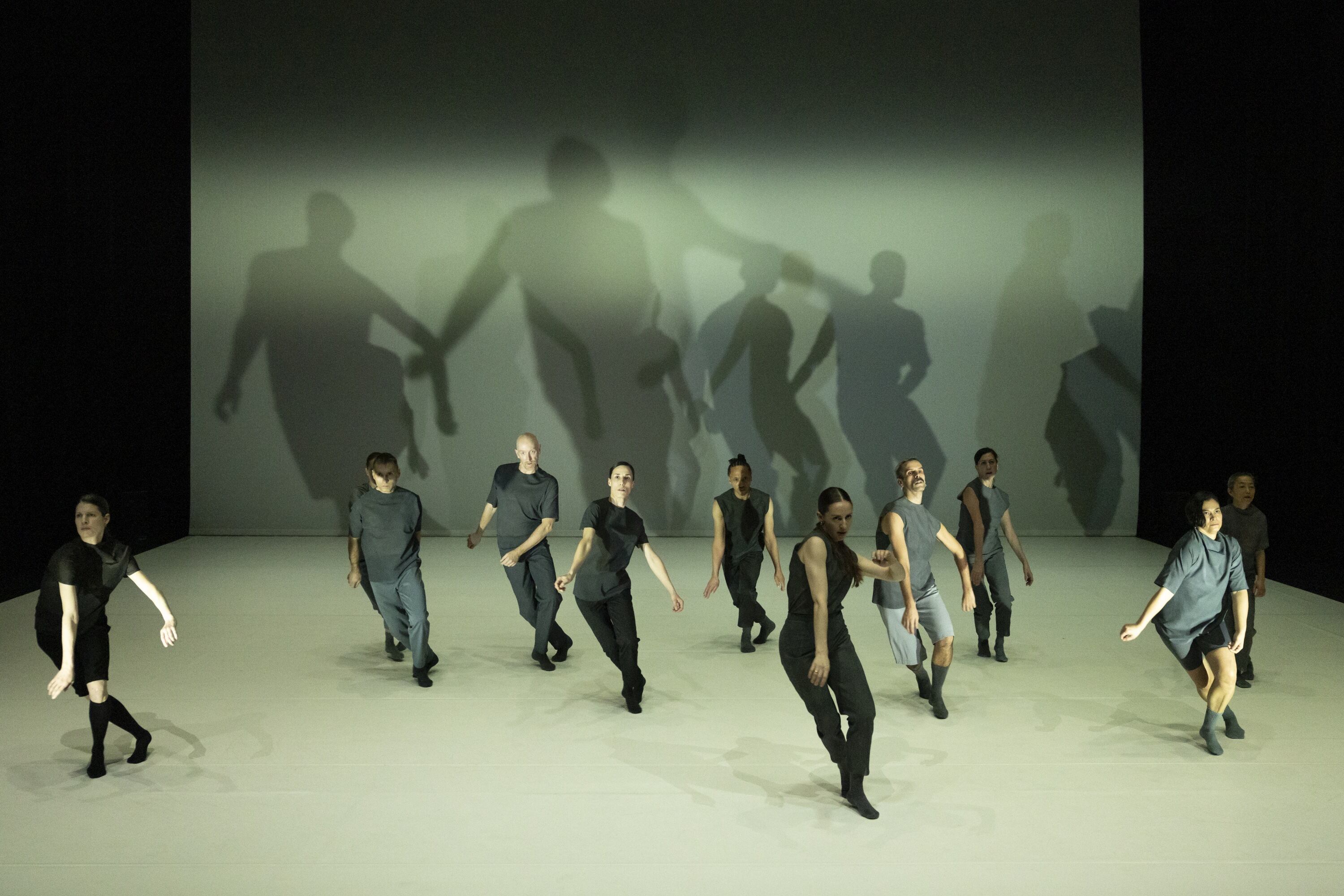 El festival cierra el 11 de diciembre con una puesta en escena del coreógrafo griego Christos Papadopoulos: una pieza que creó con bailarines de grandes compañías que se retiraron de la danza alrededor de los 30 años.
