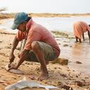 Lúder Uriana salió a las 5:00 a.m en busca de muchos peces, pero no le fue bien esta mañana. solo cuatro cayeron en sus redes.