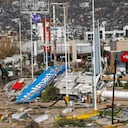 Residentes caminan entre los escombros que dejó el paso del devastador huracán Otis, de categoría 5, en Acapulco, México, el viernes 27 de octubre de 2023. (AP Foto/Félix Márquez)