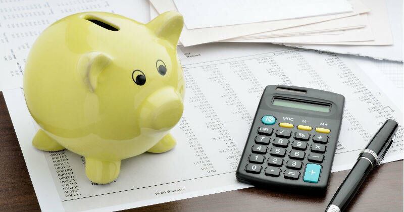 Para ahorrar se debe tener en cuenta cómo se van a utilizar los recursos o cuánto tiempo se necesita para llegar a la meta establecida.