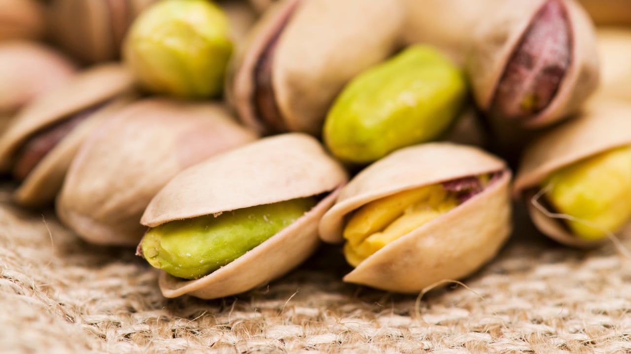 Los pistachos no contiene colesterol y posee bajos niveles de grasa saturada.