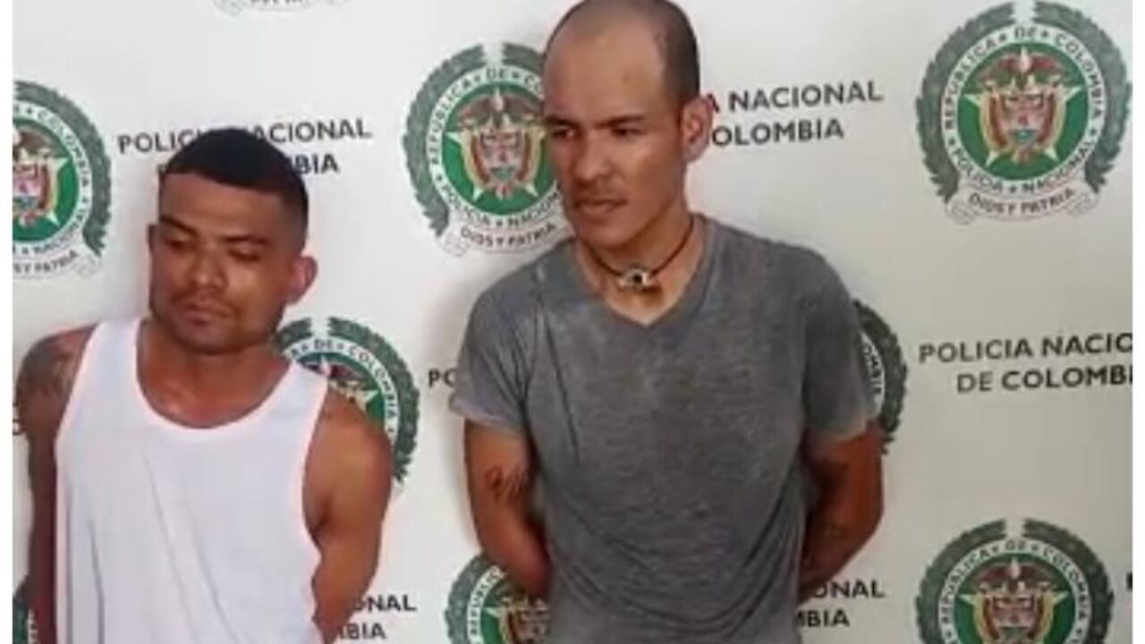 La Policía logró capturar a tres personas señaladas de participar en el robo y en el tiroteo. En la imagen se muestra a dos detenidos.