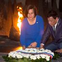 En esta imagen de archivo, tomada el 3 de septiembre de 2018, el presidente de Filipinas, Rodrigo Duterte, y su hija Sara depositan una corona de flores en el Monumento al Holocausto Yad Vashem, en Jerusalén. (AP Foto/Oded Balilty, archivo)