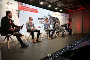 Ariel Soto, periodista económico; Santiago Arbeláez, director Desarrollo de Negocios de AKT; Iván García, gerente de Asuntos Corporativos de Auteco Mobility; Joaquín Losada, presidente de Fanalca Honda; y Richard Campollo, socio y director general del Grupo Uma.