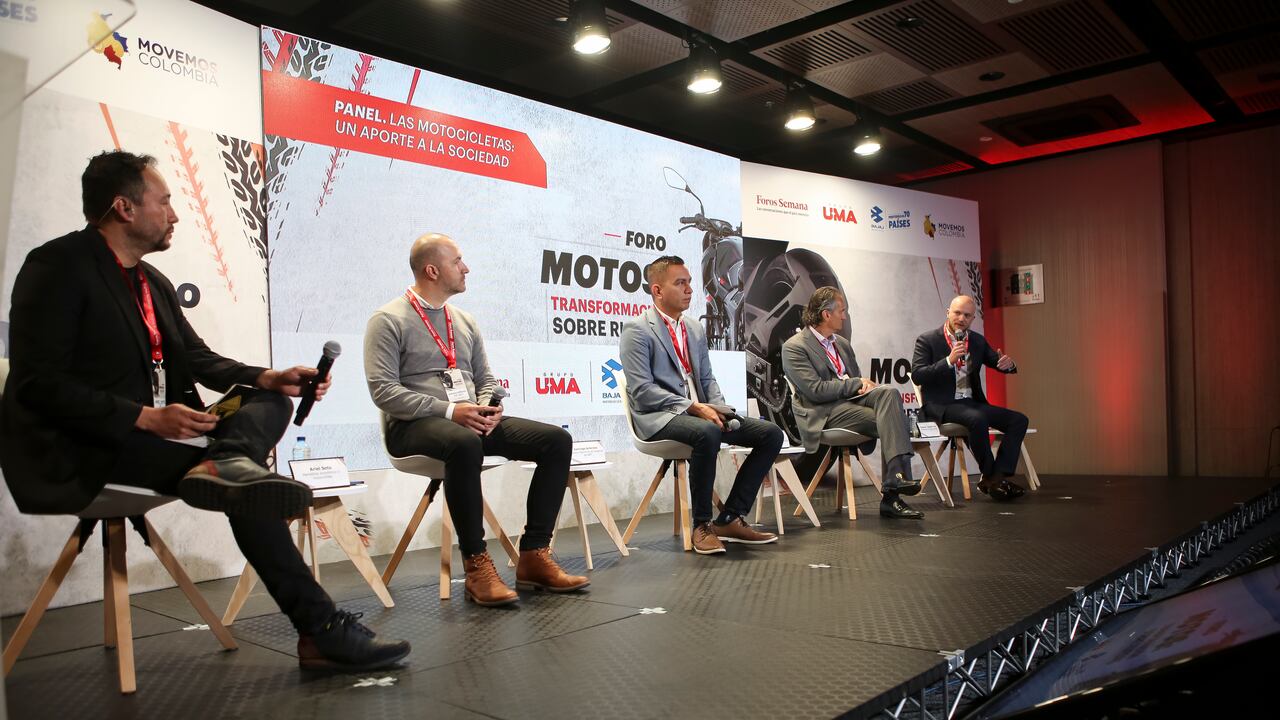 Ariel Soto, periodista económico; Santiago Arbeláez, director Desarrollo de Negocios de AKT; Iván García, gerente de Asuntos Corporativos de Auteco Mobility; Joaquín Losada, presidente de Fanalca Honda; y Richard Campollo, socio y director general del Grupo Uma.