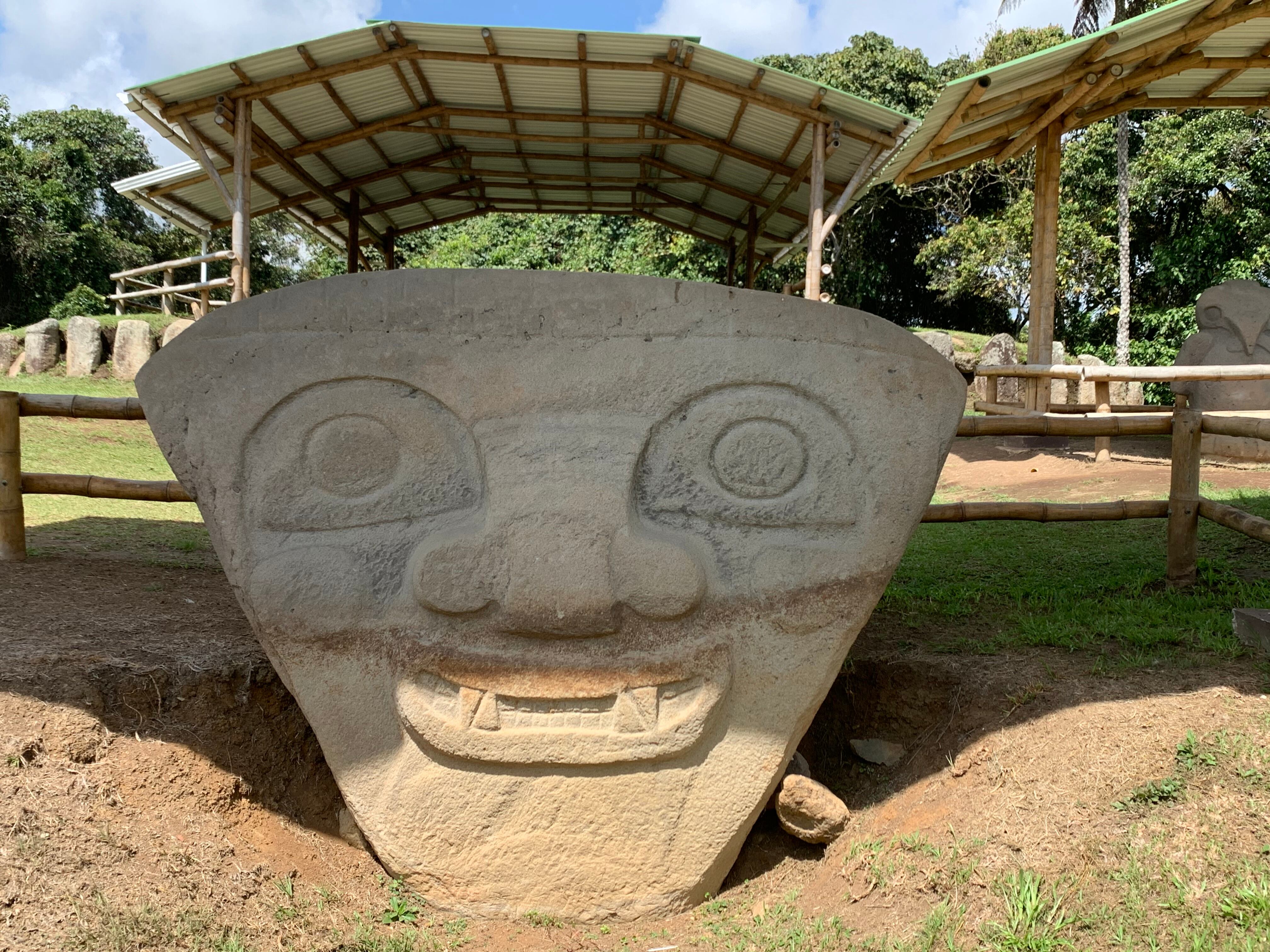 Algunos monumentos - como esta máscara gigante que representa a un chamán - pesan decenas de toneladas y fueron enterradas justo al frente de cientos de tumbas ceremoniales, tanto de importantes líderes indígenas como del pueblo llano.