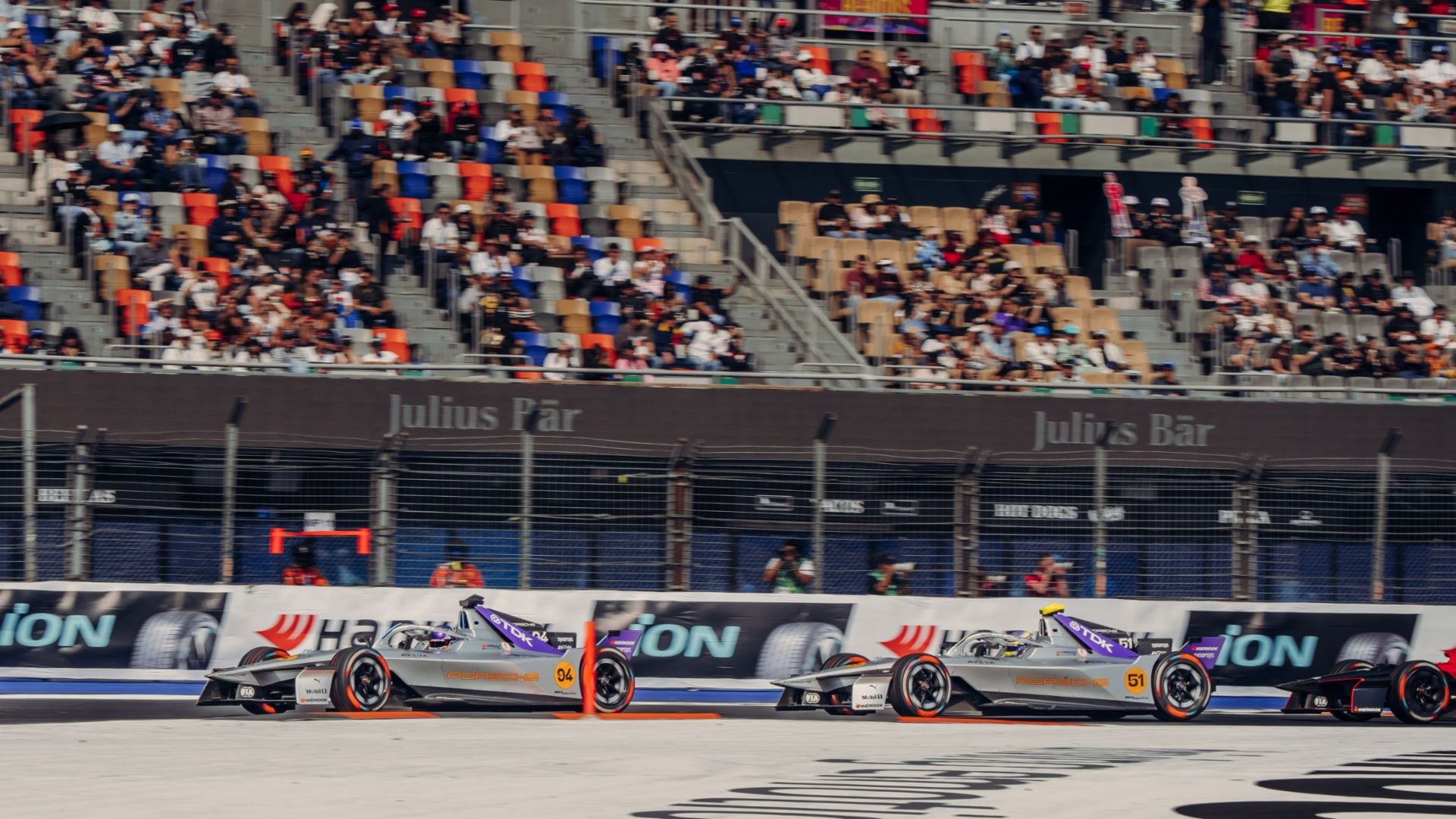 Los vehículos del Porsche Fórmula E  Team lideraron durante gran parte de la carrera.