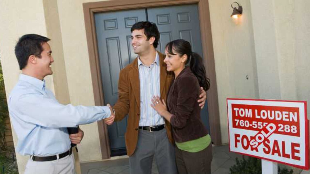 6. Agentes Inmobiliarios: se registra que son profesionales con una tendencia de 1,54 veces más propensos a suicidarse y las causas pueden relacionarse con la profesión anterior que mencionamos en esta galería. Son personas que deben conocer muy bien el campo y apuntarle a buenos negocios, lo cual genera bastante estrés. Además, también están a la merced de cómo le vaya a la construcción y a la vivienda, por lo que la situación de su profesión también puede complicarse.