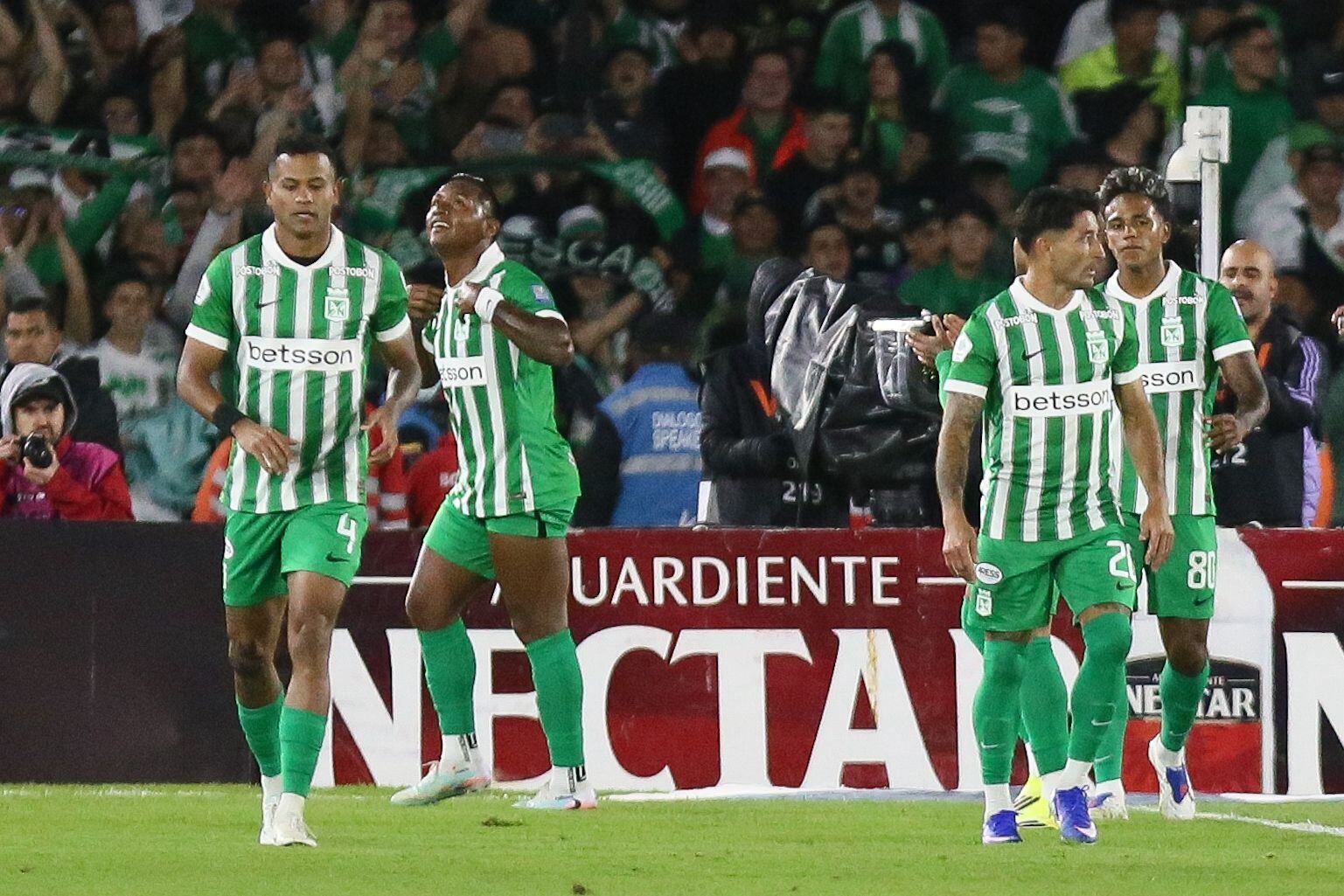 Atlético Nacional le remontó a Santa Fe, en Bogotá, con doblete de Alfredo Morelos.