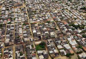 Caucasia desbordada. Norte de Antioquia, 18 de noviembre, 10:03 a.m.
Esta fotografía aérea lo dice todo: este poblado de 90.000 habitantes, en el norte de Antioquia, quedó prácticamente bajo el agua después de soportar el invierno más duro de los últimos 30 años. Los cultivos de arroz se perdieron y ya van 20.000 damnificados.
Foto: Óscar Ríos - Gobernación de Antioquia.