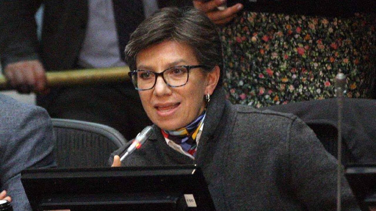 Claudia López durante el debate de la JEP