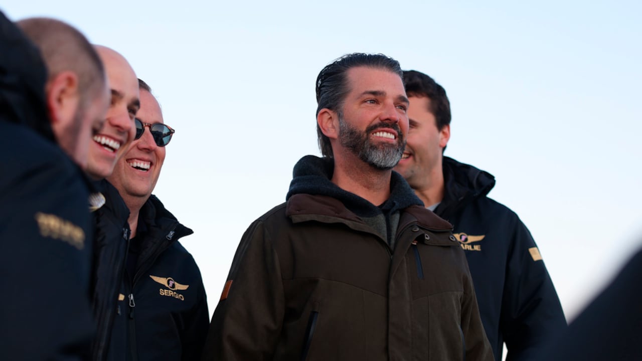 Donald Trump Jr., centro, llega a Nuuk, Groenlandia, el martes 7 de enero de 2025. (Emil Stach/Ritzau Scanpix vía AP)