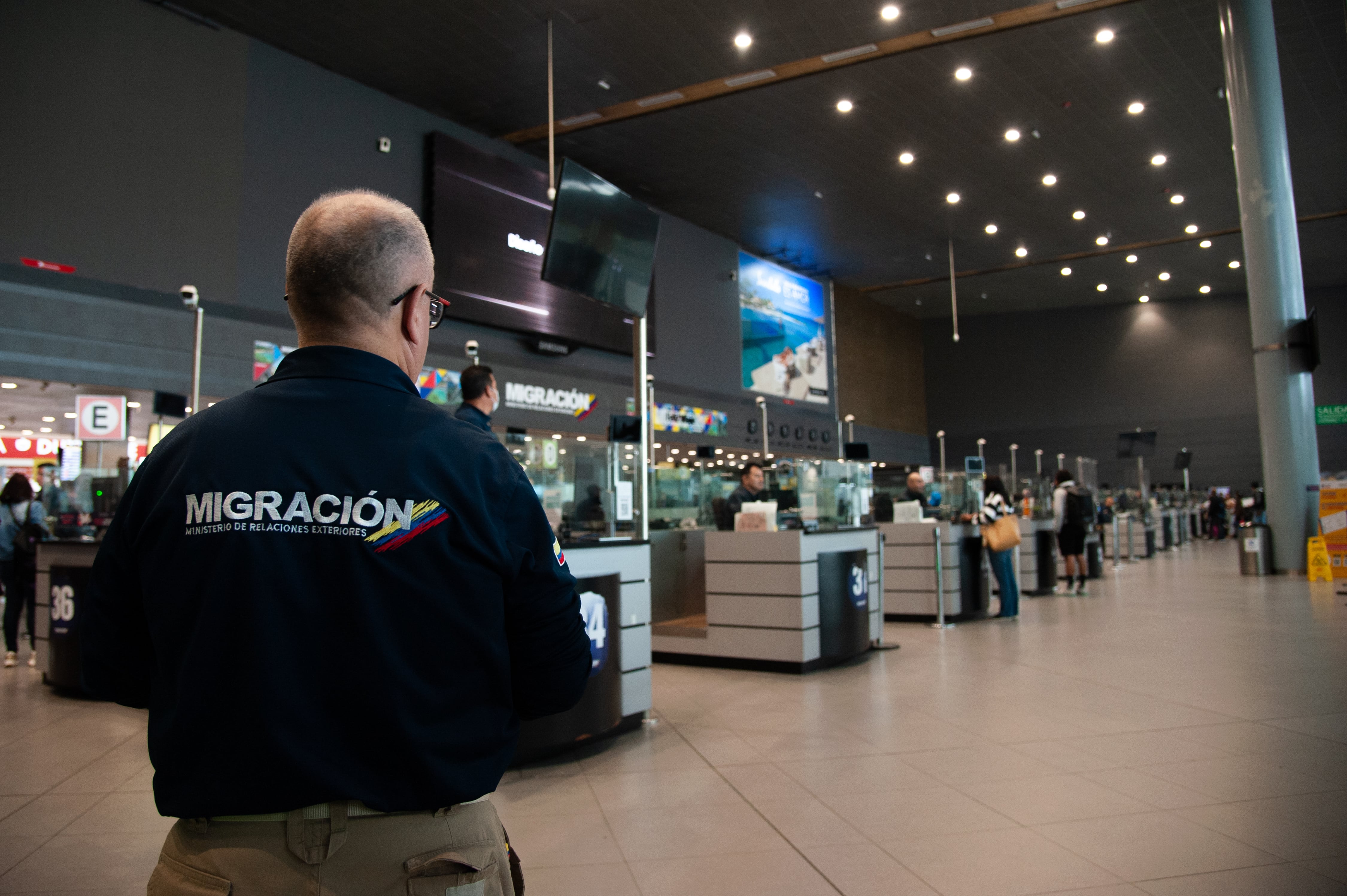 Migración Colombia ha recibido fuertes críticas debido a la congestión que se ha presentado en algunos aeropuertos.