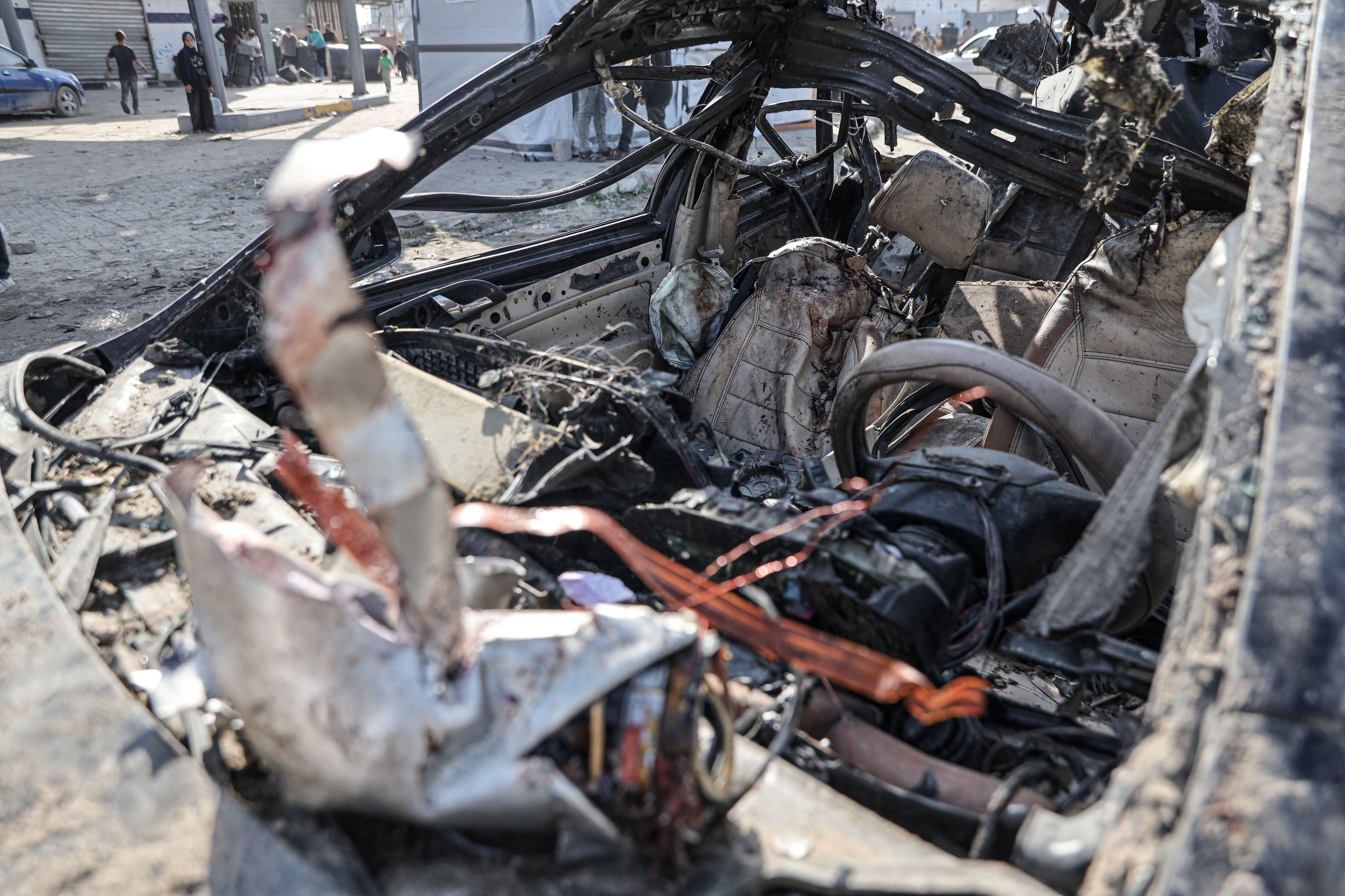 Palestinos observan el vehículo que quedó inutilizado tras el ataque aéreo israelí en Beit Lahia, Gaza, el 15 de marzo de 2025. Al menos nueve palestinos, incluidos periodistas, murieron el sábado en un ataque aéreo israelí contra un equipo de socorro en la ciudad de Beit Lahia, al norte de la Franja de Gaza, según informó el Ministerio de Salud. Según fuentes, el dron impactó a un equipo de socorro que distribuía tiendas de campaña temporales a los residentes cuyas casas habían sido destruidas por Israel.