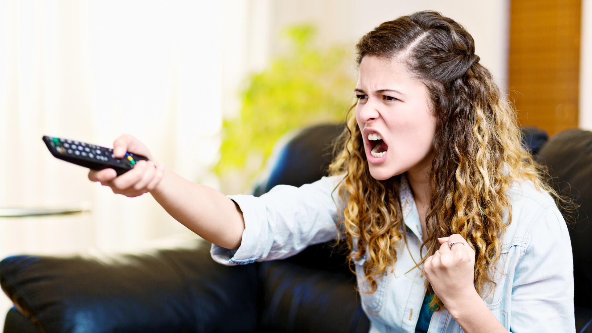 Cabe señalar que un televisor que no enciende no necesariamente está averiado de forma irreversible.