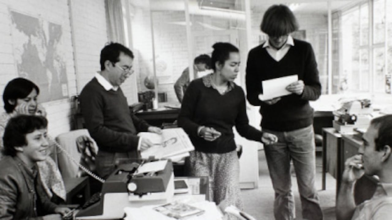 De izquierda a derecha aparecen Fernando Álvarez (el Vaquero), Miriam Bautista (la Compañera), Eduardo McKenzie, Silvia Duzán, Eduardo Arias y Enrique Fernández en las oficinas de SEMANA, en una vieja casa de la calle 85 con carrera once de Bogotá.