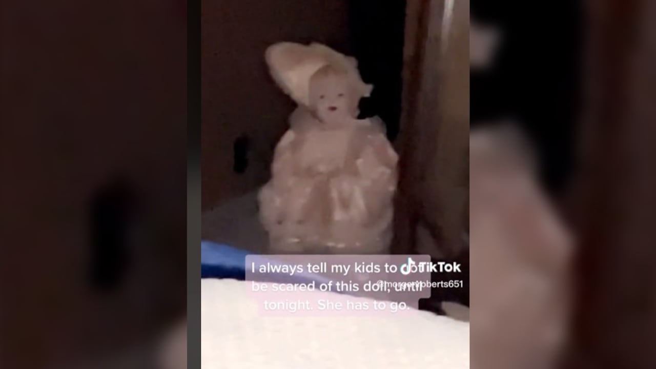 Supuesta muñeca embrujada en Tik Tok.