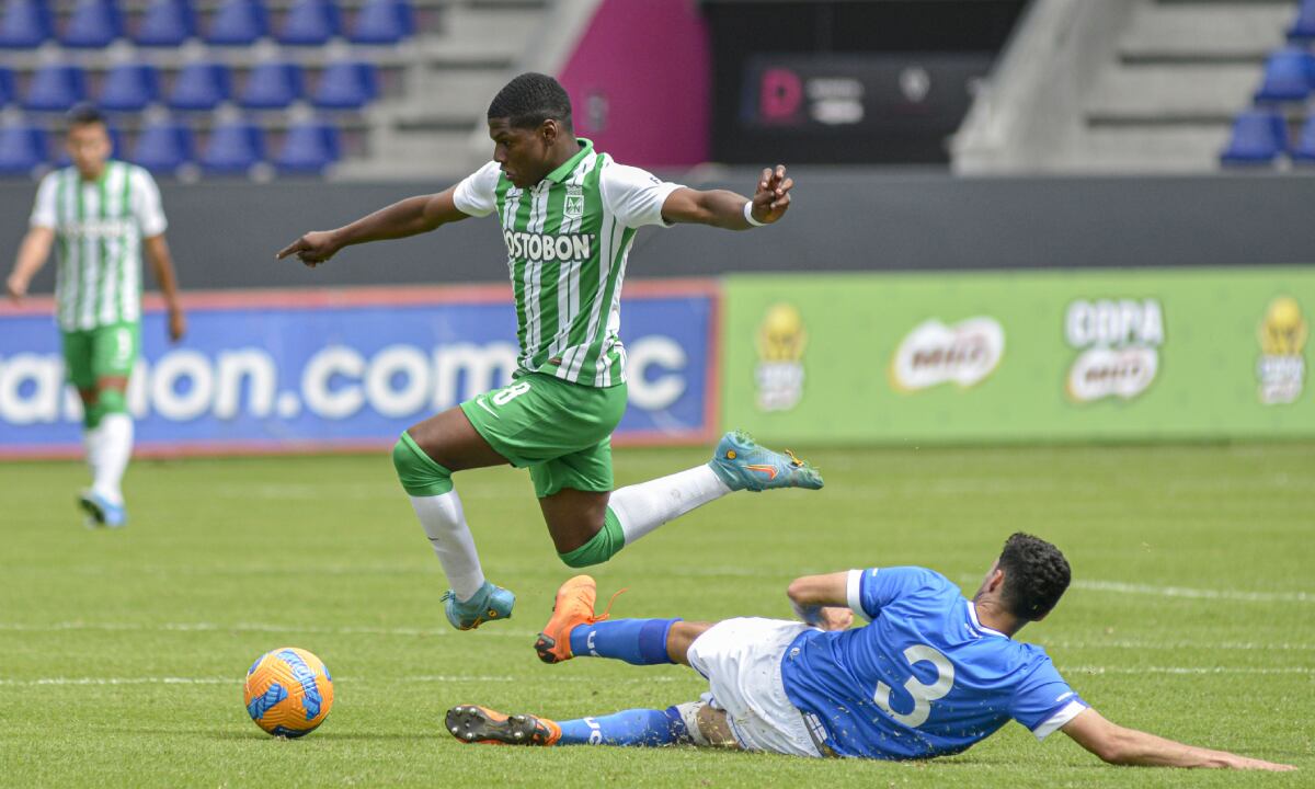QUITO, ECUADOR - JULY 21: Oscar Perea of Atletico Nacional jumps over Diego Arancibia of Universidad Catolica during a semifinal match between Atletico Nacional and Universidad Catolica as part of Copa Internacional Mitad del Mundo U18 at Complejo Independiente del Valle on July 21, 2022 in Quito, Ecuador. on July 21, 2022 in Quito, Ecuador. (Photo by Getty Images/Klaus Galiano/Agencia Press South)