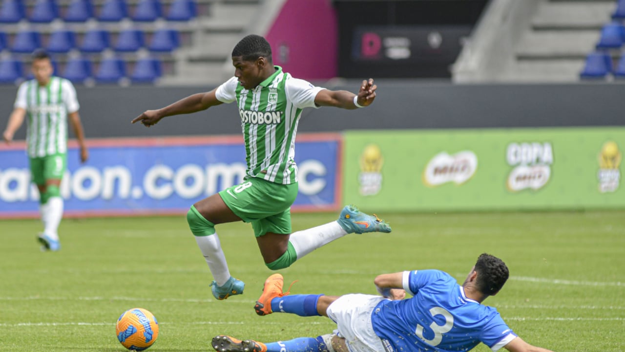 QUITO, ECUADOR - JULY 21: Oscar Perea of Atletico Nacional jumps over Diego Arancibia of Universidad Catolica during a semifinal match between Atletico Nacional and Universidad Catolica as part of Copa Internacional Mitad del Mundo U18 at Complejo Independiente del Valle on July 21, 2022 in Quito, Ecuador. on July 21, 2022 in Quito, Ecuador. (Photo by Getty Images/Klaus Galiano/Agencia Press South)