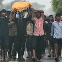 Hombres cargan el cuerpo de una víctima que murió en una estampida durante un sermón en Hathras, en el estado indio de Uttar Pradesh, en Kasganj el 3 de julio de 2024. Los supervivientes de la estampida más mortífera de la India en más de una década recordaron el 3 de julio el horror de ser aplastados. en una reunión religiosa hindú muy superpoblada donde murieron 121 personas. (Photo by Arun SANKAR / AFP)