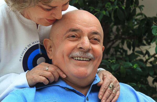 Luiz Inácio Lula da Silva (Brasil, 2003 - 2010). Lula se sometió a quimioterapia y radioterapia tras diagnosticársele cáncer de laringe en octubre del 2011. Durante el tratamiento, el expresidente padeció un episodio de neumonía secundario al debilitamiento de su inmunidad. Lula espera que los médicos le diagnostiquen la cura completa si la remisión del tumor persiste por cinco años de terminado el tratamiento.