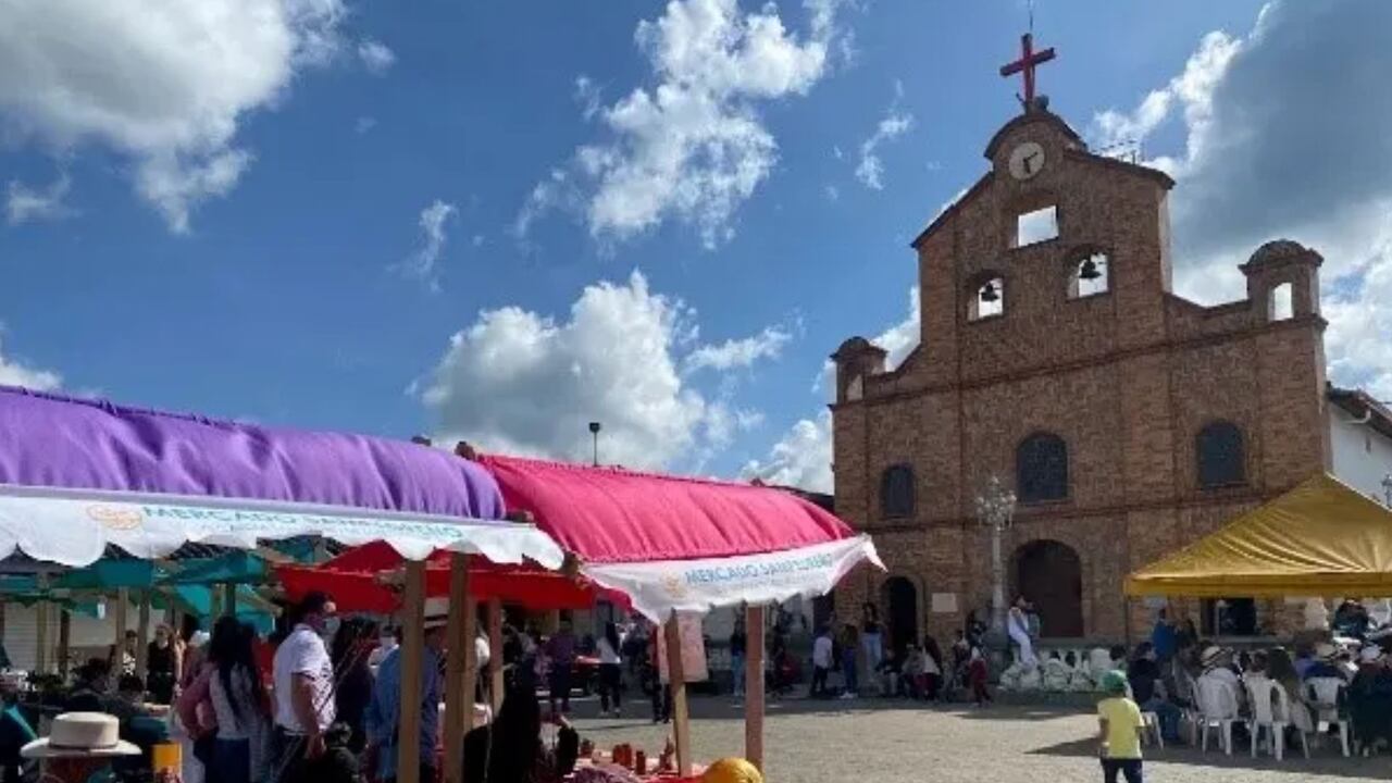 Recorrido de arte religioso por grandes monumentos en San Pedro de los Milagros, Antioquia.