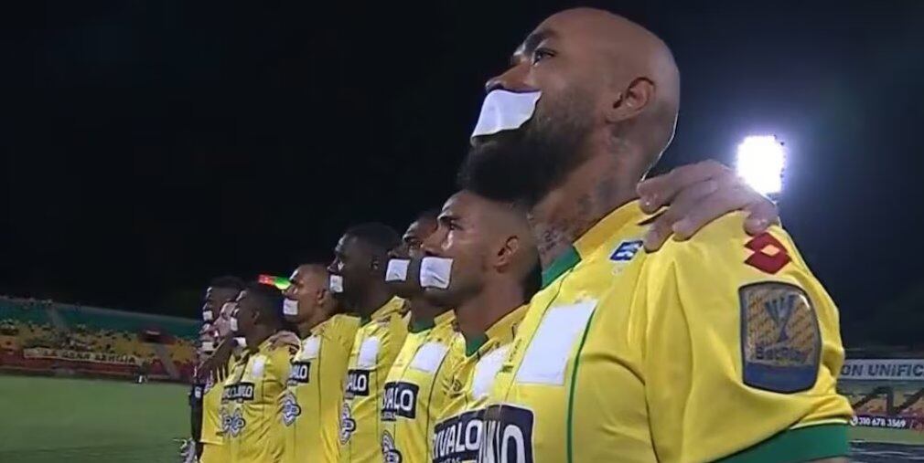 Atlético Bucaramanga durante los actos protocolarios del partido ante Fortaleza