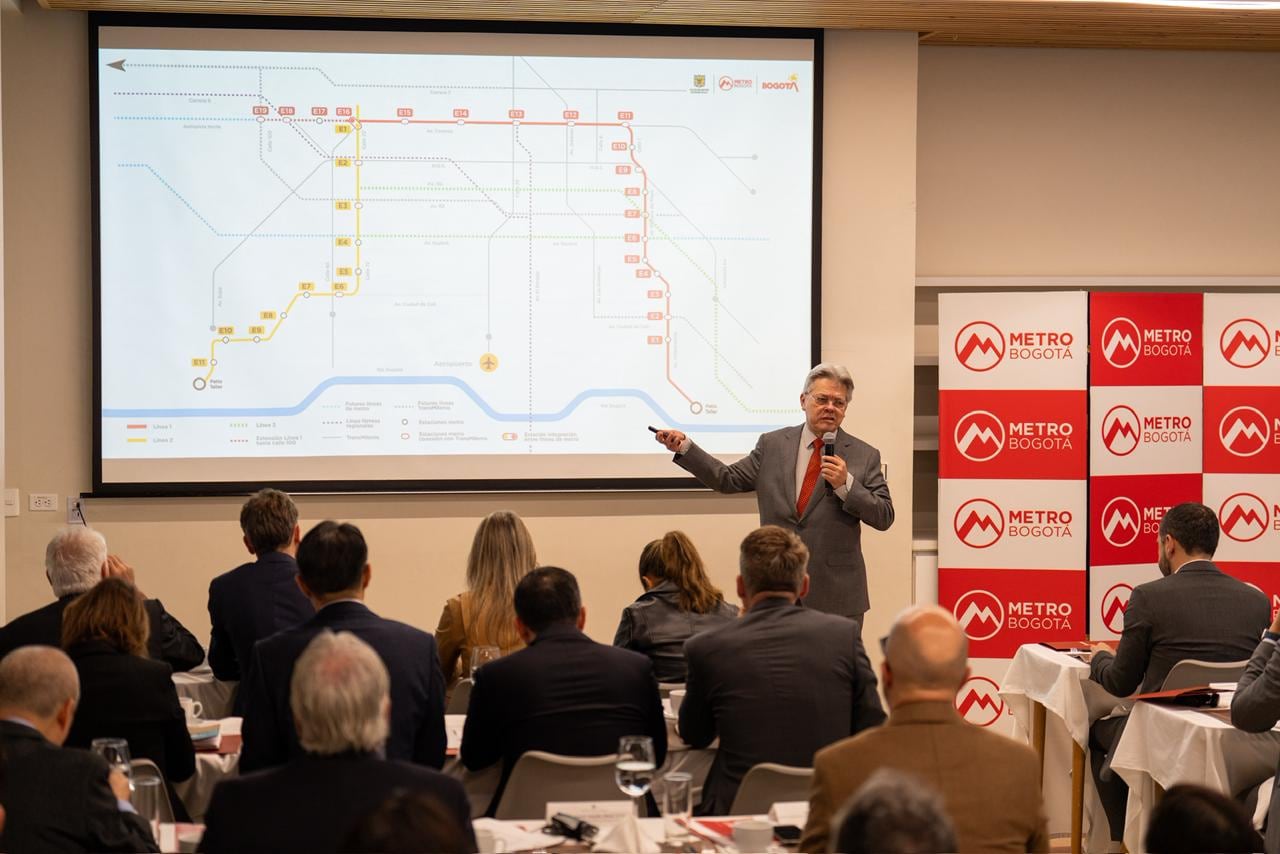 Leonidas Narváez explicando la Línea 2 del Metro de Bogotá.