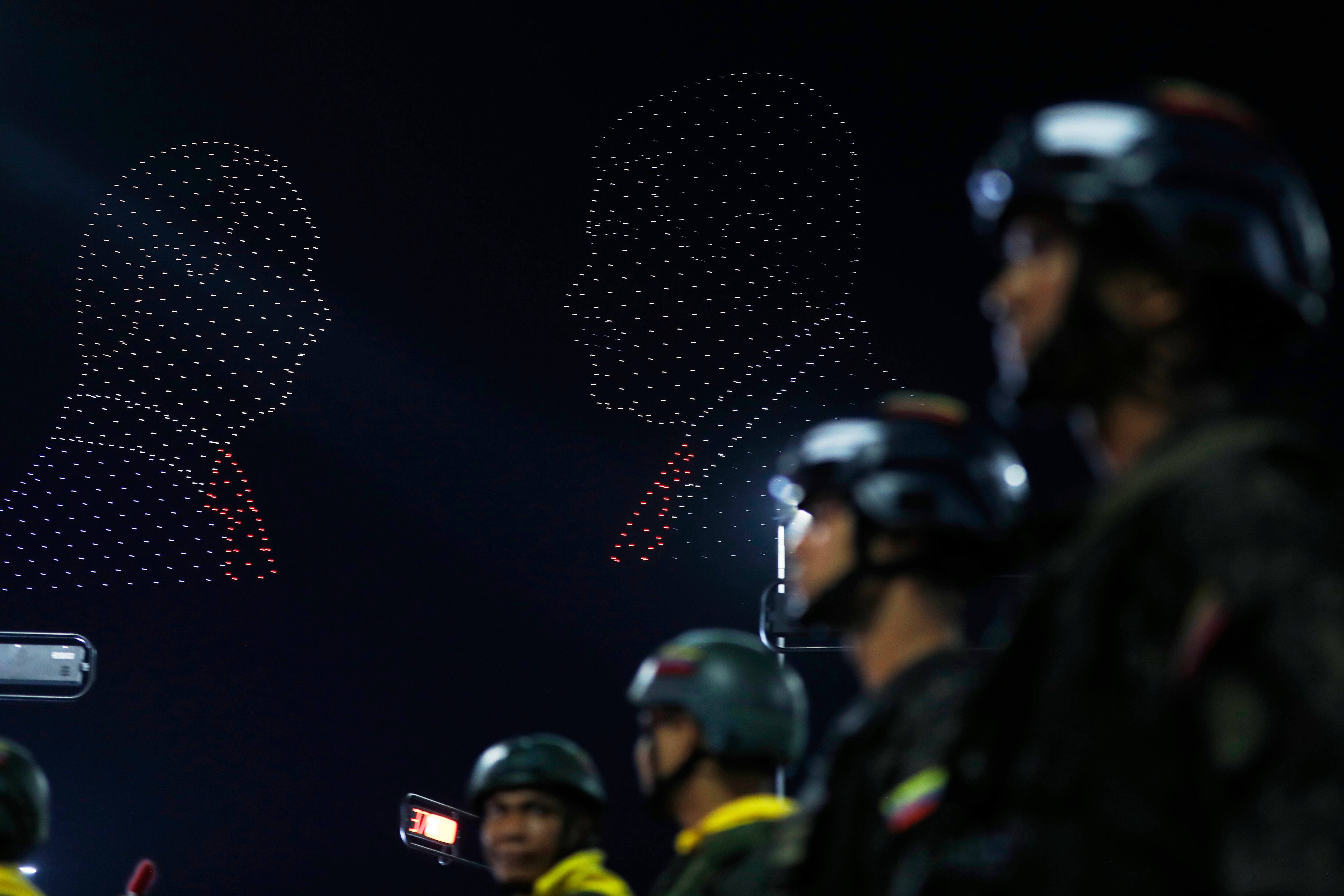 Drones reflejan la imagen de Nicolás Maduro y Vladimir Putin en Caracas