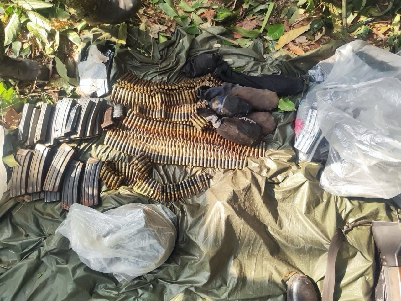 Material de guerra decomisado a las disidencias de las Farc en reciente bombardeo en el Guaviare.