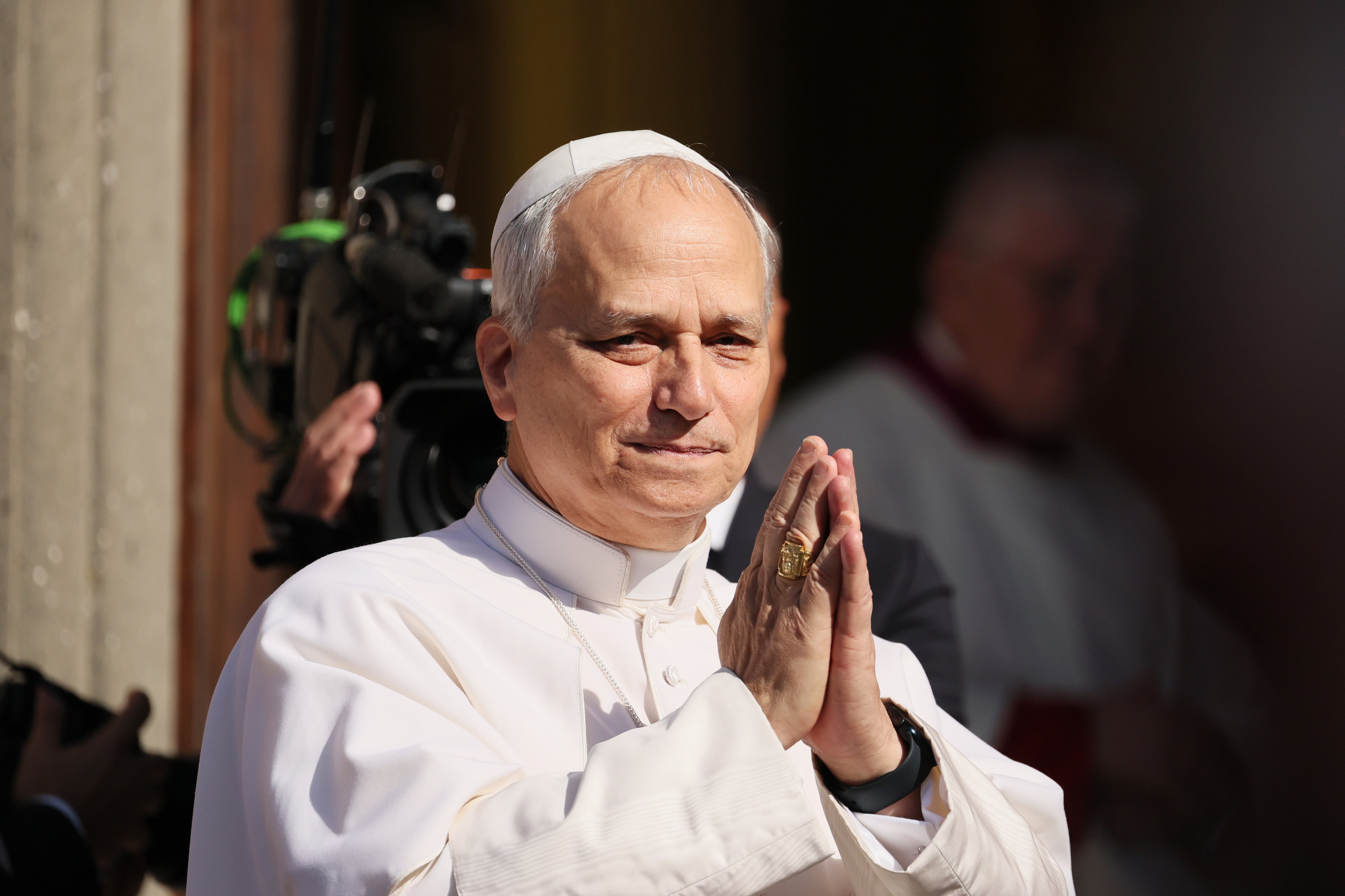 El Papa León XIV saluda a la multitud al salir tras oficiar una misa en la catedral de San Pancrazio en Albano Laziale, Italia.
