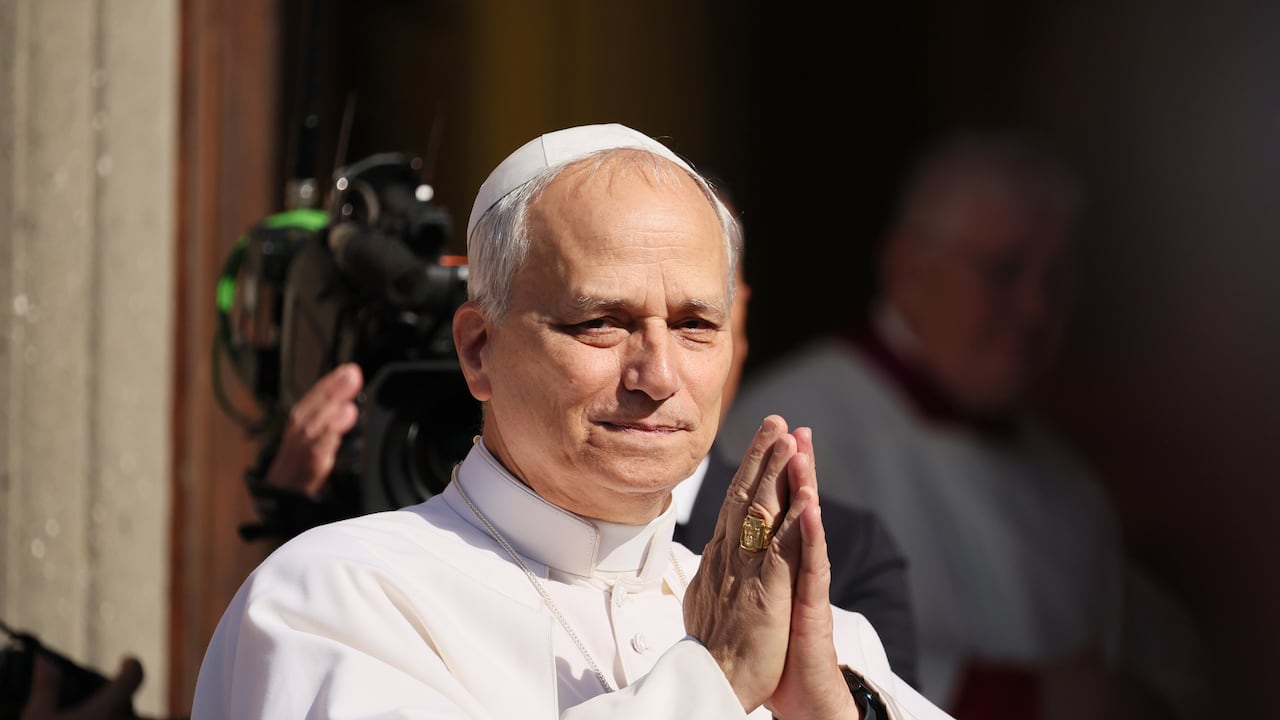 El papa León XIV saluda a la multitud tras oficiar una misa en la catedral de San Pancrazio en Albano Laziale, Italia.