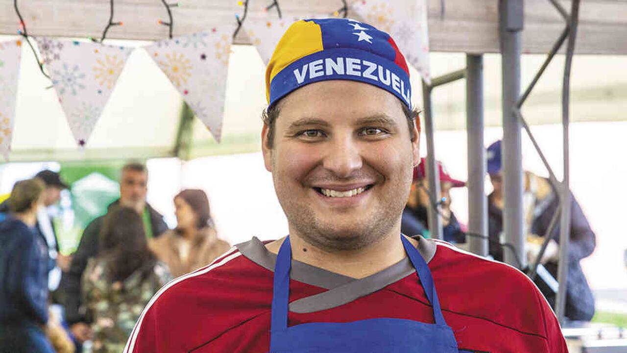 Cuando Ánderson Gallo vende sus productos, mucha gente le paga incluso más para ayudarlo.