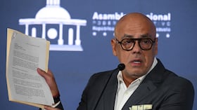 El presidente de la Asamblea Nacional Jorge Rodríguez muestra la supuesta carta del candidato opositor Edmundo González Urrutia durante una conferencia de prensa en la Asamblea Nacional en Caracas el 18 de septiembre de 2024. El gobierno venezolano dio a conocer una supuesta carta de González Urrutia, en la que informó a las autoridades. de su decisión de solicitar asilo en España y dijo que “acatará” el fallo judicial que validó la reelección del presidente Nicolás Maduro.