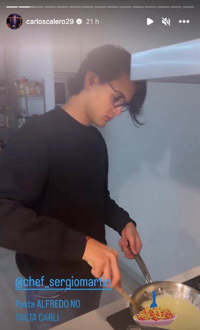 Hijo de Carlos Calero cocinando.