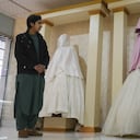 El 5 de enero de 2022, un comerciante Junto a maniquíes con la cabeza cubierta en una tienda de ropa para mujeres, en la ciudad afgana de Herat