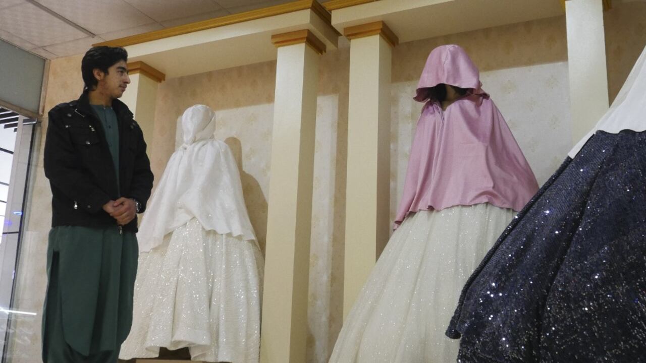 El 5 de enero de 2022, un comerciante Junto a maniquíes con la cabeza cubierta en una tienda de ropa para mujeres, en la ciudad afgana de Herat