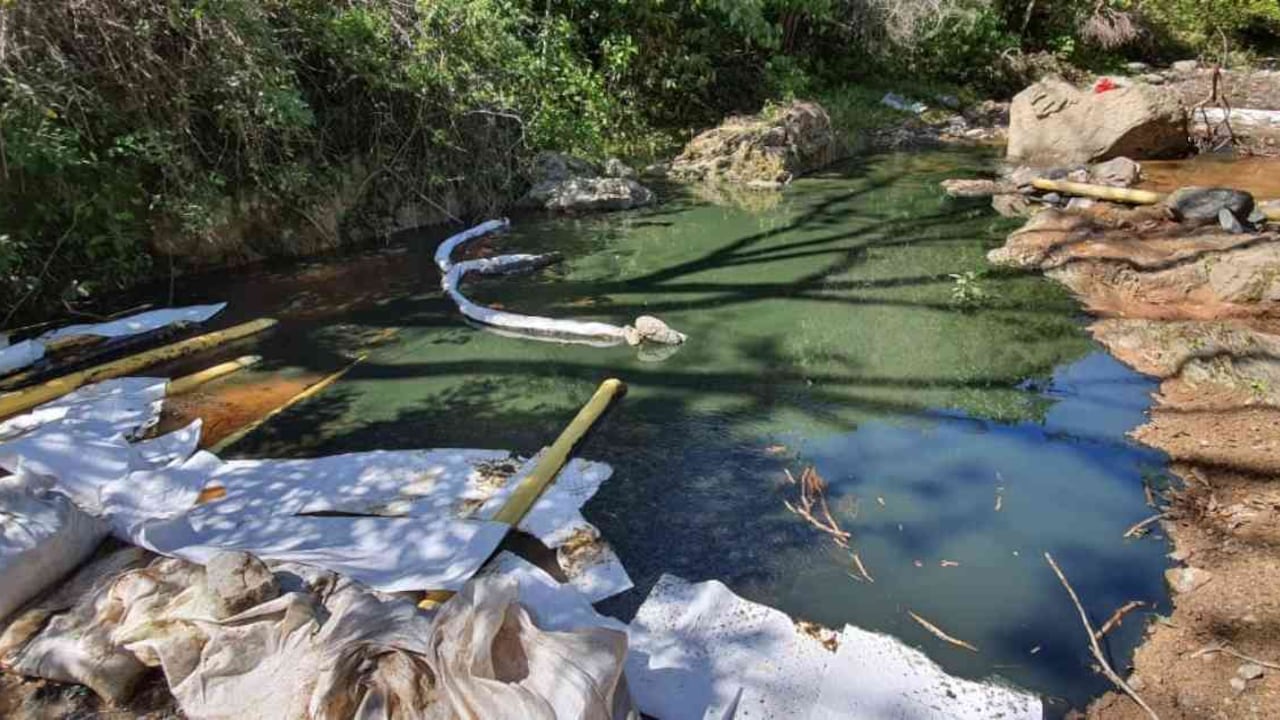 Autoridades lograron evitar que el crudo llegara al río Tarra. Foto: Corponor.