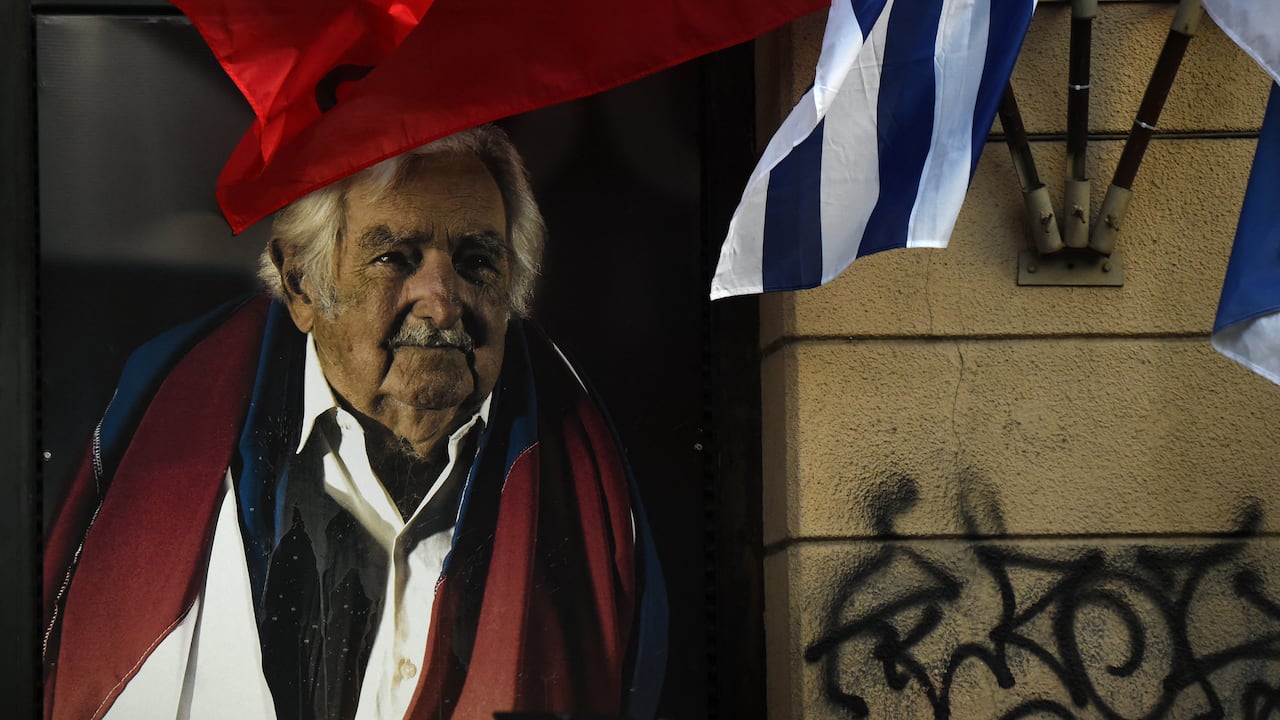 Vista de una enorme imagen del fallecido expresidente uruguayo (2010-2015) José «Pepe» Mujica en la sede del Frente Amplio en Montevideo, el 13 de mayo de 2025, tras el anuncio de su fallecimiento. (Foto de DANTE FERNANDEZ / AFP).