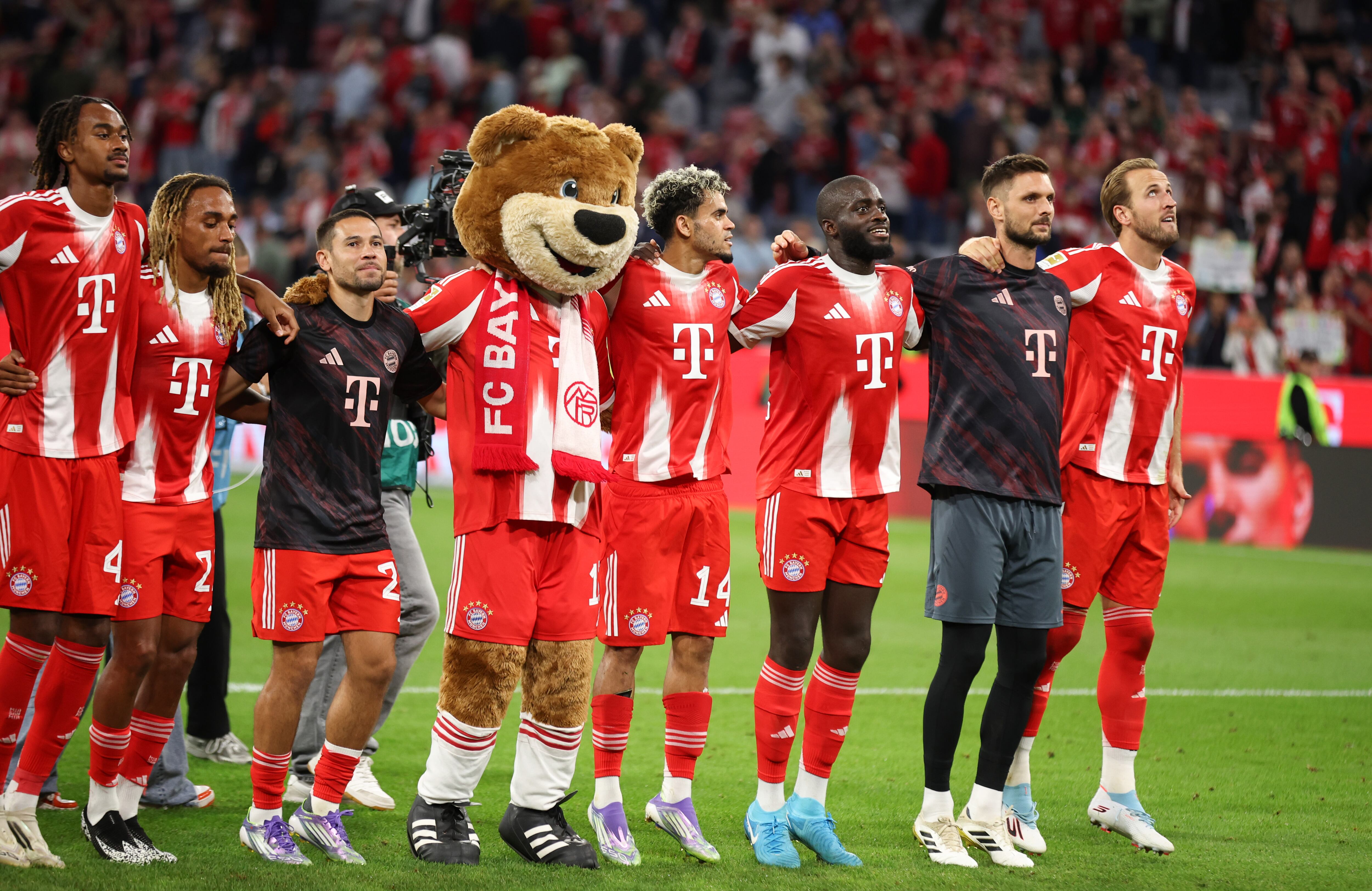 MUNICH, GERMANY - AUGUST 22: Sacha Boey of Bayern Muenchen , Raphael Guerreiro of Bayern Muenchen , Luis Diaz of Bayern Muenchen Dayot Upamecano of FC Bayern Muenchen Sven Ulreich of FC Bayern Muenchen Harry Kane of Bayern Muenchen celebrate with the fans after their sides victory the Bundesliga match between FC Bayern München and RB Leipzig at Allianz Arena on August 22, 2025 in Munich, Germany. (Photo by Stefan Matzke - sampics/Getty Images)