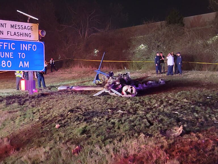 Una avioneta se estrelló en una autopista en Estados Unidos dejando ...