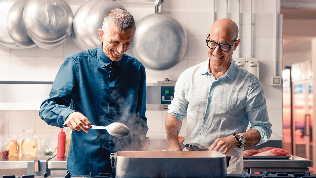 Stanley Tucci mira a Las Marcas, una zona que impactará a muchos televidentes como una revelación.