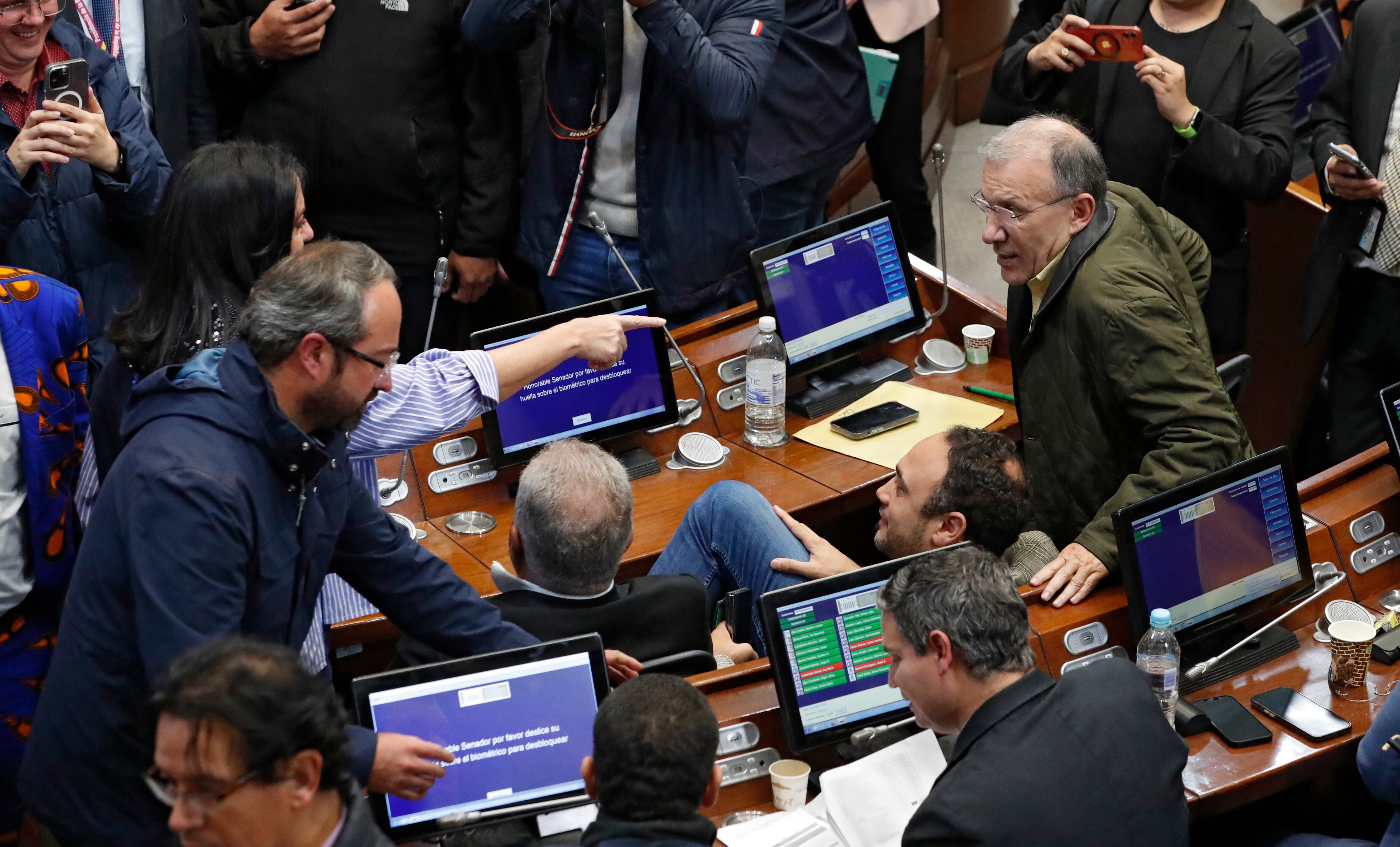 Congresistas saludan al presidente del Senado luego que el Consejo de Estado anulara la elección de Roy Barreras como senador por doble militancia
Bogota mayo 5 del 2023
Foto Guillermo Torres Reina / Semana