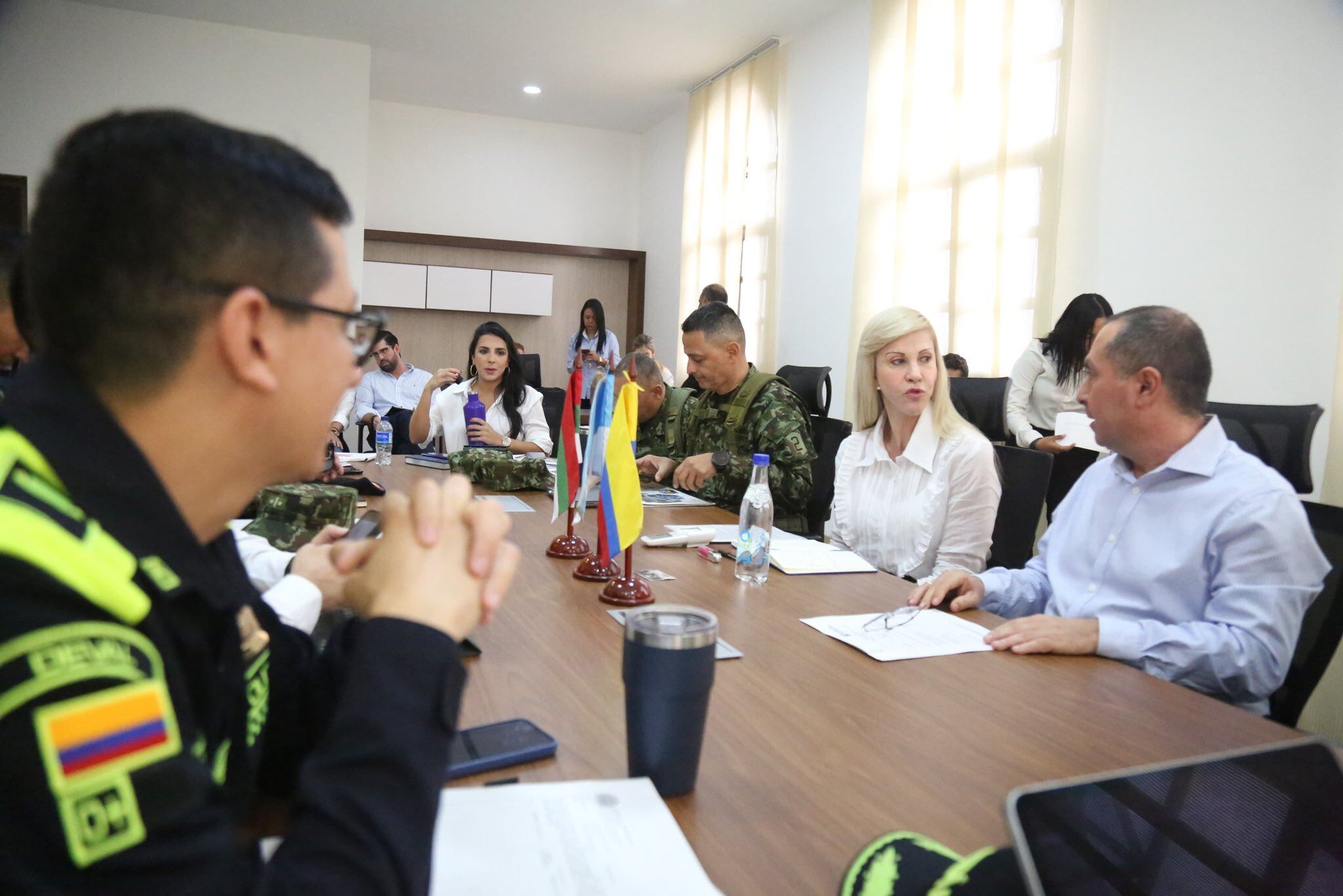 La gobernadora Dilian Francisca Toro y el alcalde de Tuluá, Gustavo Vélez encabezaron el consejo de seguridad extraordinario. Habrá mayor pie de fuerza militar en los sitios más complicados.