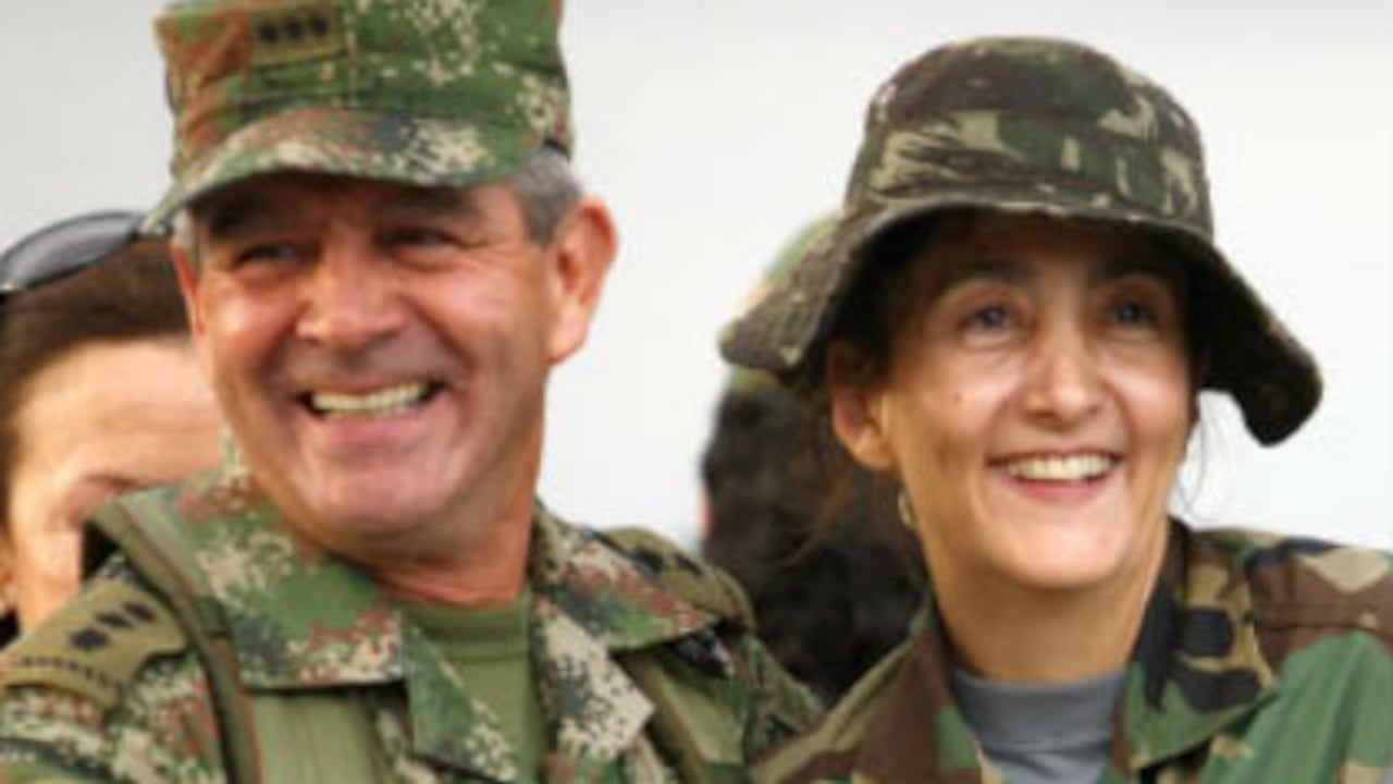 Imagen de hace dos años de la recién liberada Íngrid Betancourt junto con el general Mario Montoya, la primera persona que la recibió tras su cautiverio.